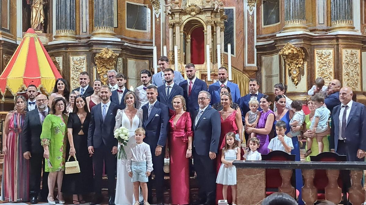 El expresidente de la Diputación, José Martí, junto a la pareja y a los invitados a la boda.