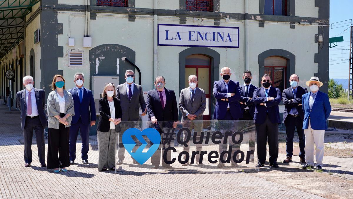 La junta directiva de AVE en un reunión celebrada en el cruce de caminos ferroviarios de La Encina.