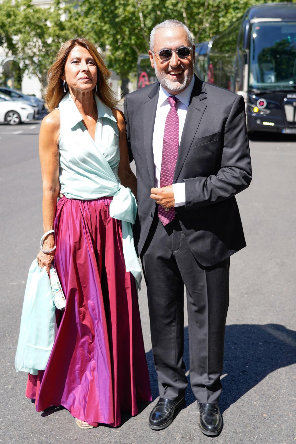 Jorge Salvador y su mujer salen del hotel Ritz para acudir a la boda de Tamara Falcó e Iñigo Onieva en el palacio El Rincón a 8 de Julio de 2023 en Madrid