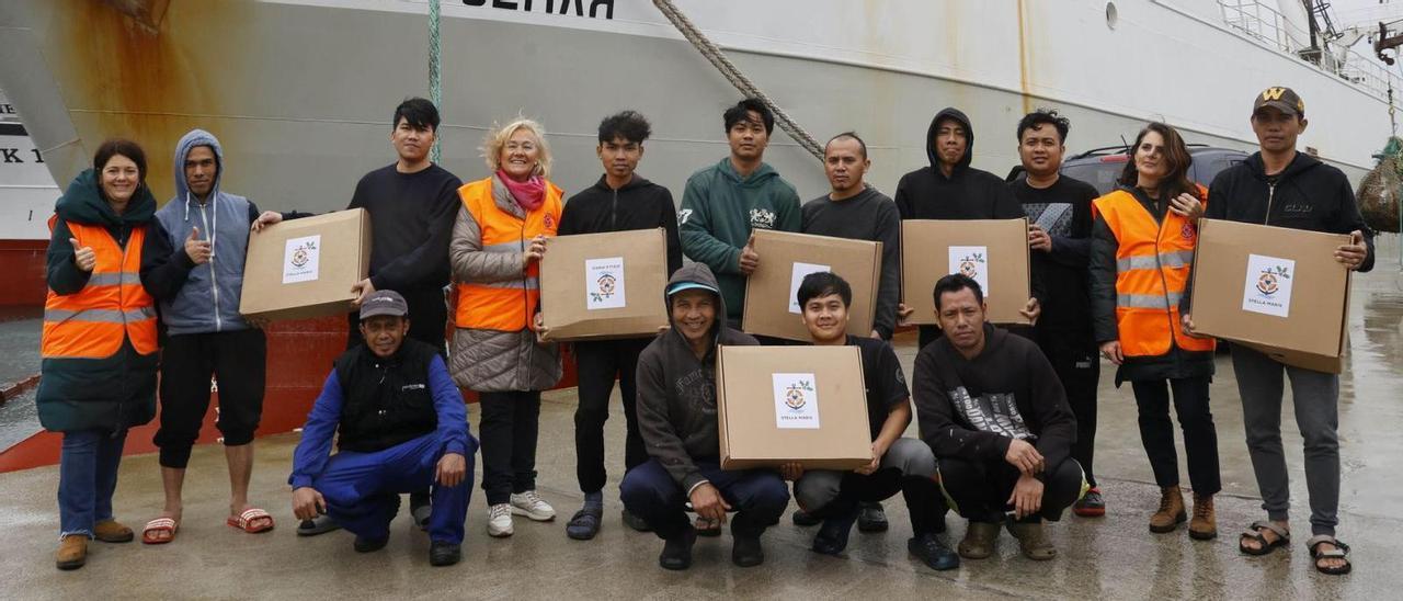 Voluntarias de Stella Maris junto a los tripulantes del &quot;Severnaya Zemlya&quot; tras darles sus regalos (Vigo).