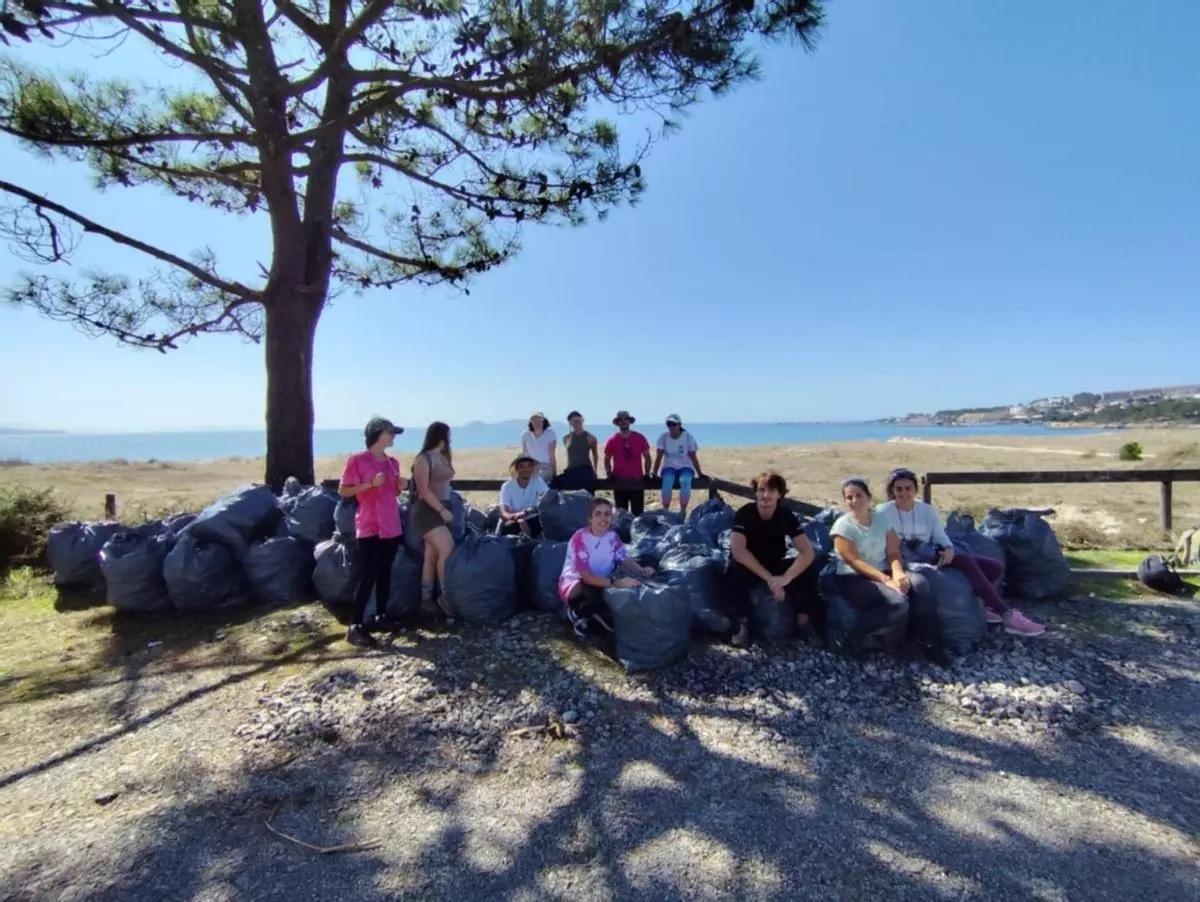 Participantes en el campo de voluntariado «A terra que habita no mar», promovido por el camping Fieitás (O Grove) en 2025.