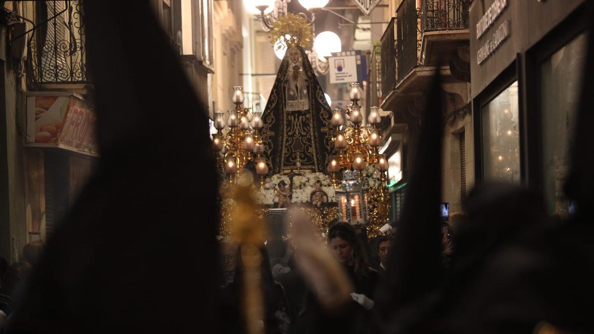 Procesión de &quot;la Dolorosa&quot; por las calles de Elche este Miércoles Santo.