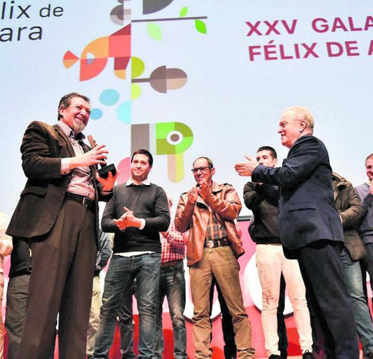 El presidente de la DPH, Miguel Gracia, aplaude a Enrique Fantova al recoger el galardón. | VERÓNICA LACASA