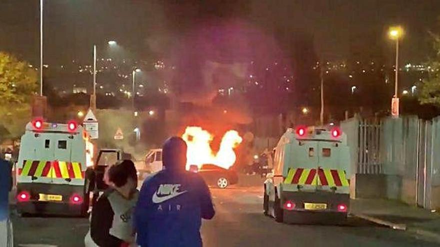 Un cotxe incendiat durant els disturbis a Derry, dijous a la nit