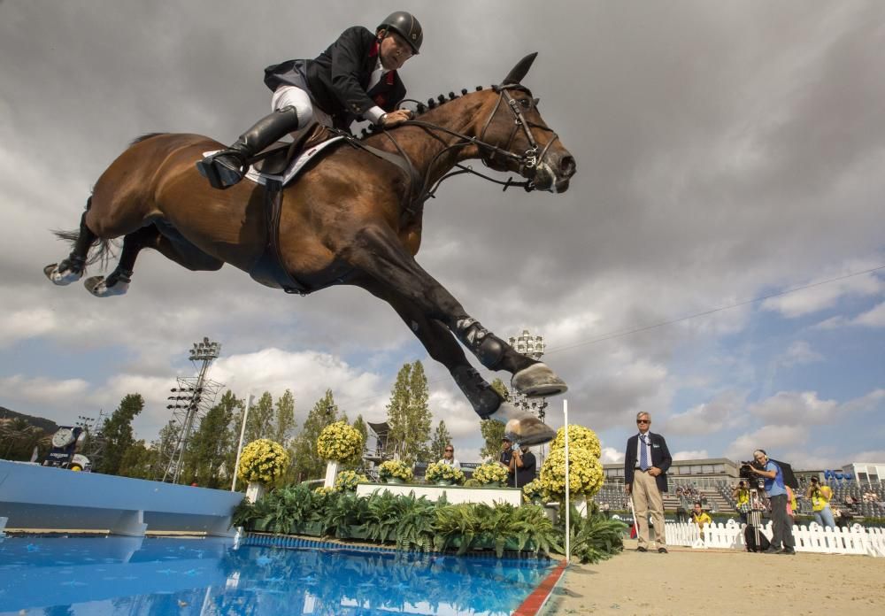 Genets i cavalls competeixen a la final de la Copa de Nacions, a Barcelona