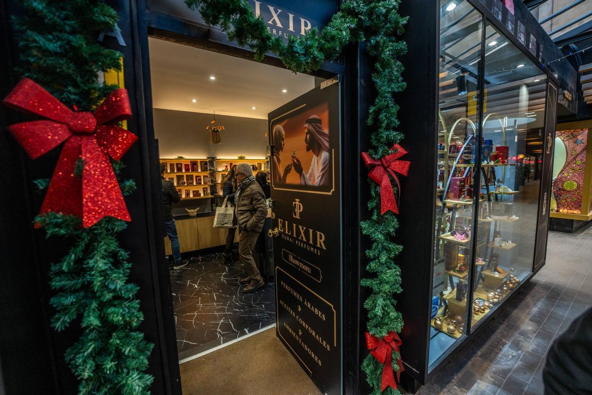Tiendas y compradores de las Galeries Maldà en vísperas de la Navidad 2024