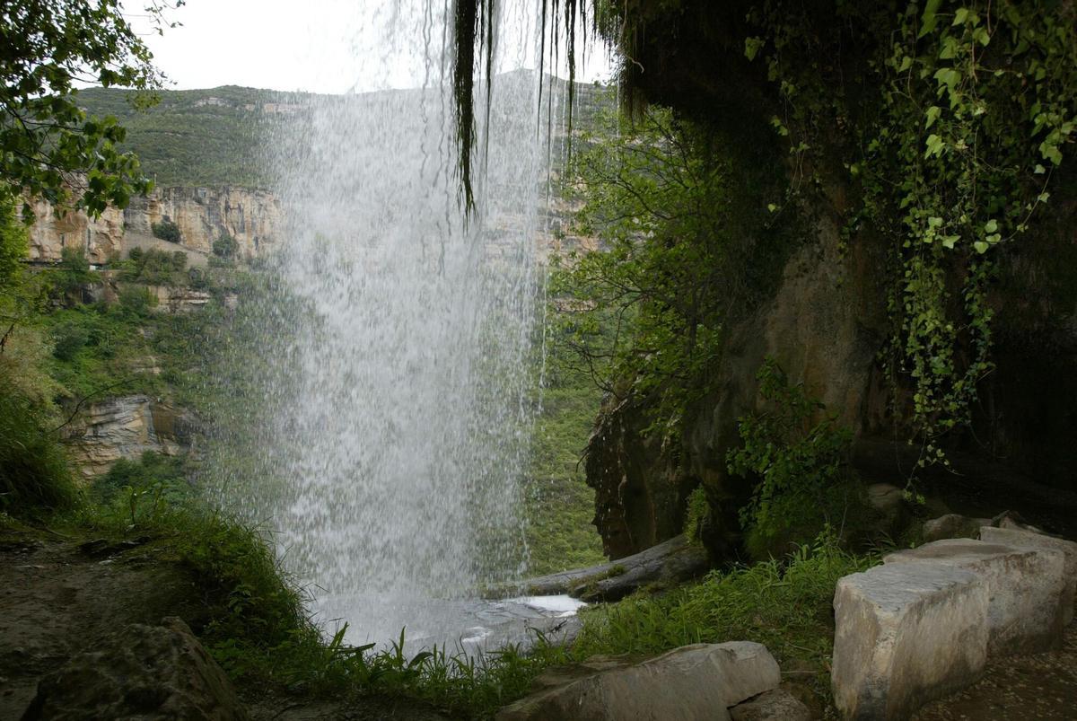 Vistas desde debajo de la cascada del río Tenes en el Espacio Natural de Sant Miquel del Fai (Vallès Oriental, Barcelona).