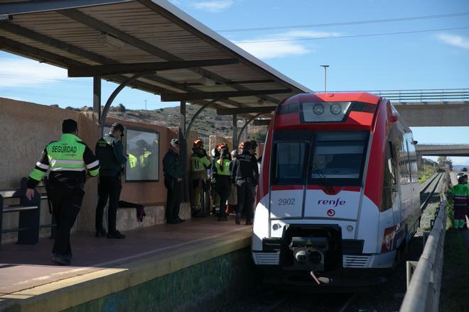 Las imágenes del tren accidentado en Cartagena tras el choque con una grúa