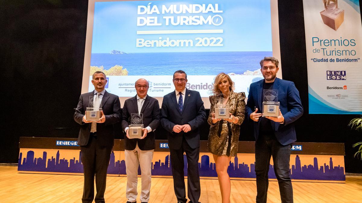 El alcalde con los premiados en el Día del Turismo de Benidorm.