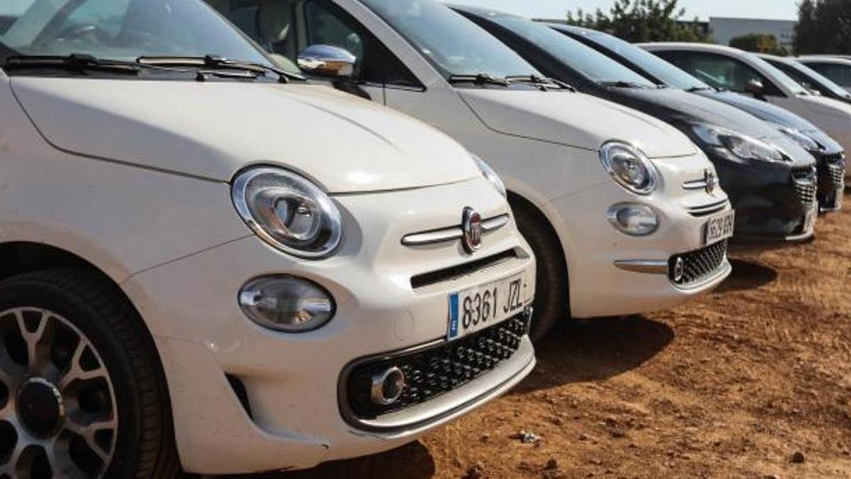 Coches de alquiler aparcados en un solar cercano al aeropuerto.