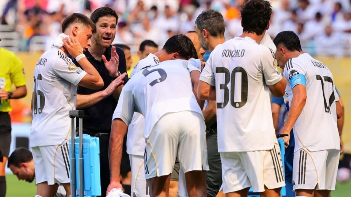 Xabi Alonso da consignas a sus jugadores