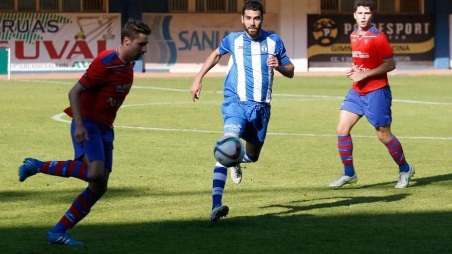 Nacho Méndez lucha por un balón en el partido ante el Ceares.