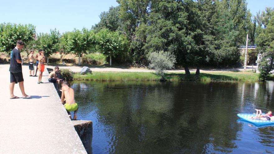 El río Negro da una tregua a los bañistas de La Carballeda