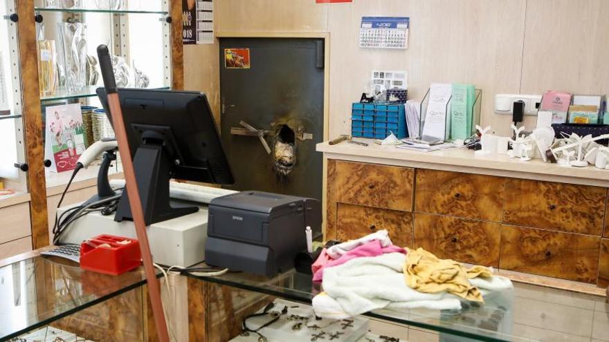 Así es el butrón con el que varios delincuentes pretendían asaltar una joyería en Gijón