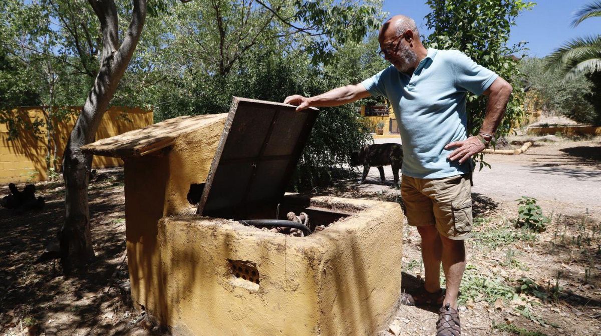 Juan Manuel Luque, presidente del consejo de distrito Trassierra, abre su pozo.