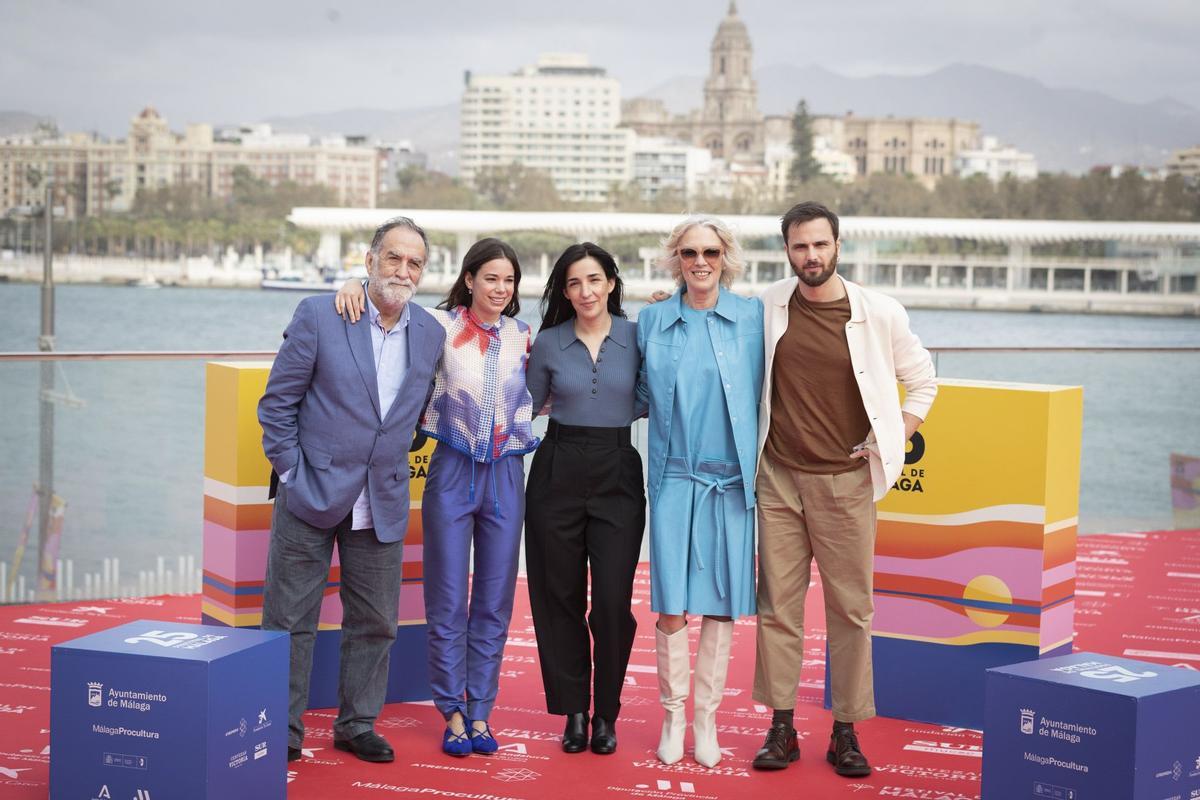 Alauda Ruiz de Azúa y el elenco protagonista de 'Cinco lobitos'.