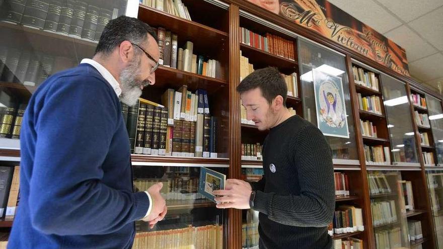 David Castro e Alberto Oubiña na bibliotea que doou a escritora ao IES Torrente Ballester. // Gustavo Santos