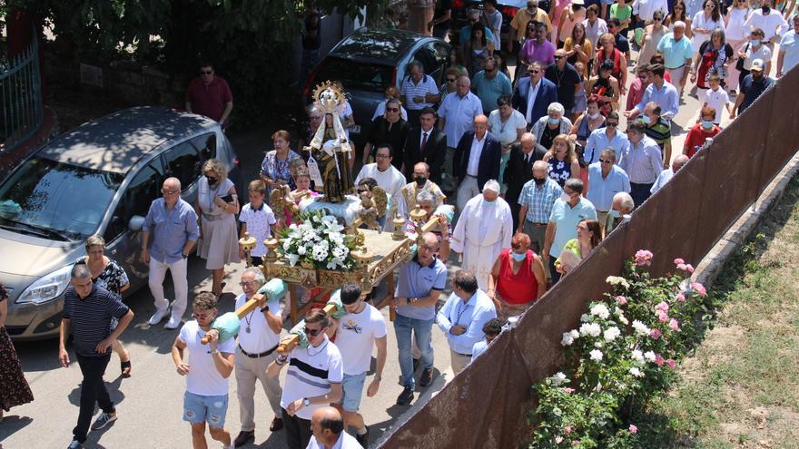 La Virgen del Carmen vuelve a la ermita de Asturianos