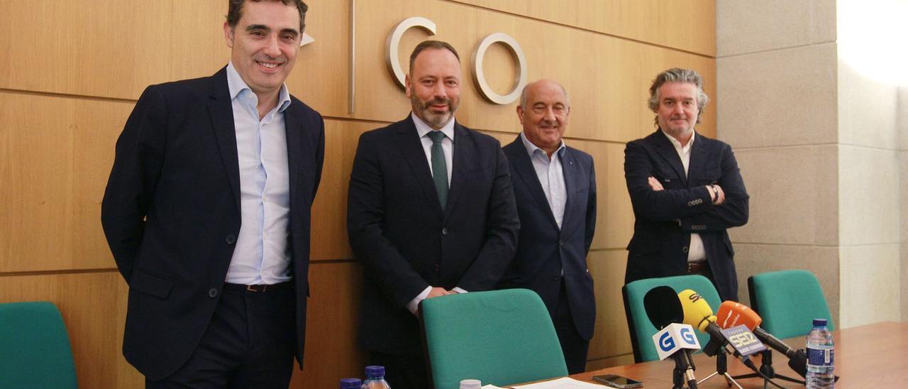 Cesáreo Fernández, Santiago Ferreiro, Román Gómez y Jaime Martín Añel –secretario, presidente, vicepresidente y tesorero de ACO, respectivamente–, ayer, en la sede de la asociación, durante la presentación del informe.  | // IÑAKI OSORIO