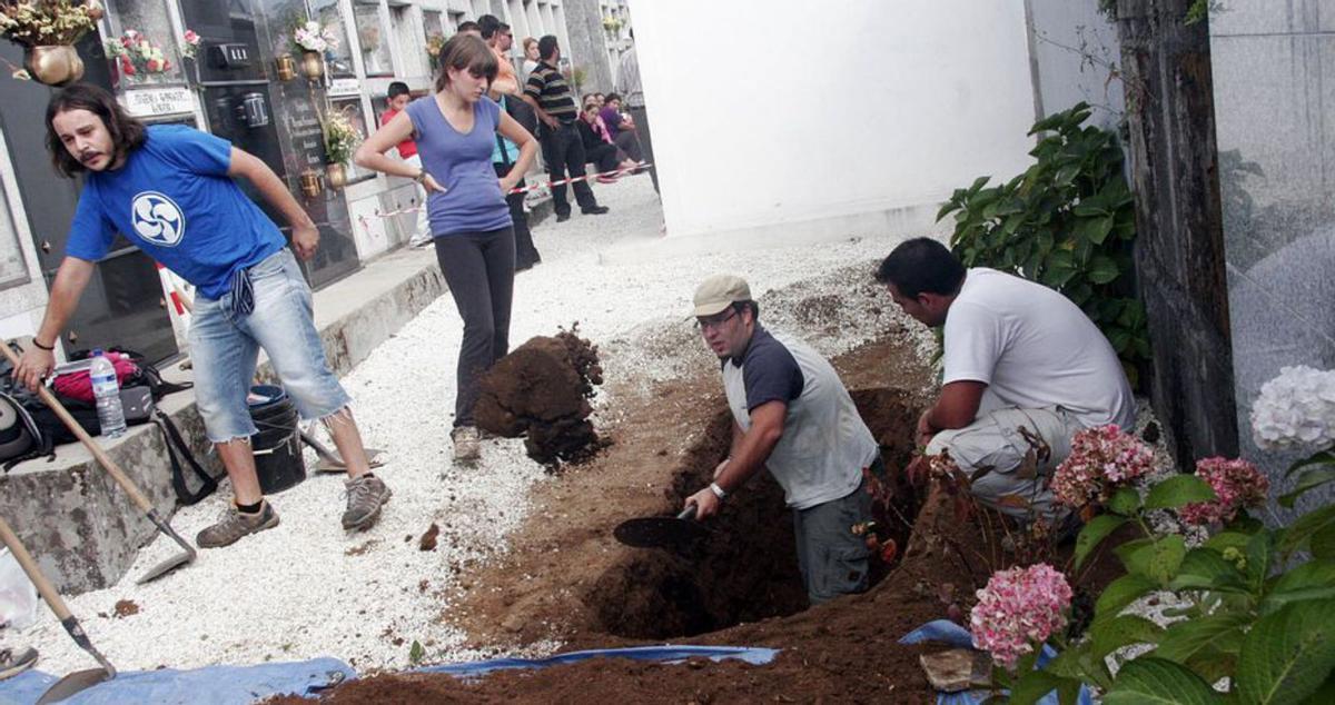 Inicio de la excavación de la fosa de Cornazo. |  FdV