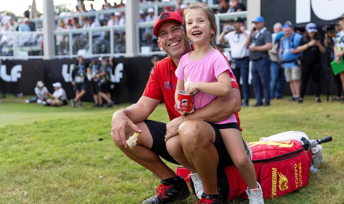 Sergio García, junto a su hija, esperaba el final de vuelta de Niemann antes de disputar el play-off que perdió