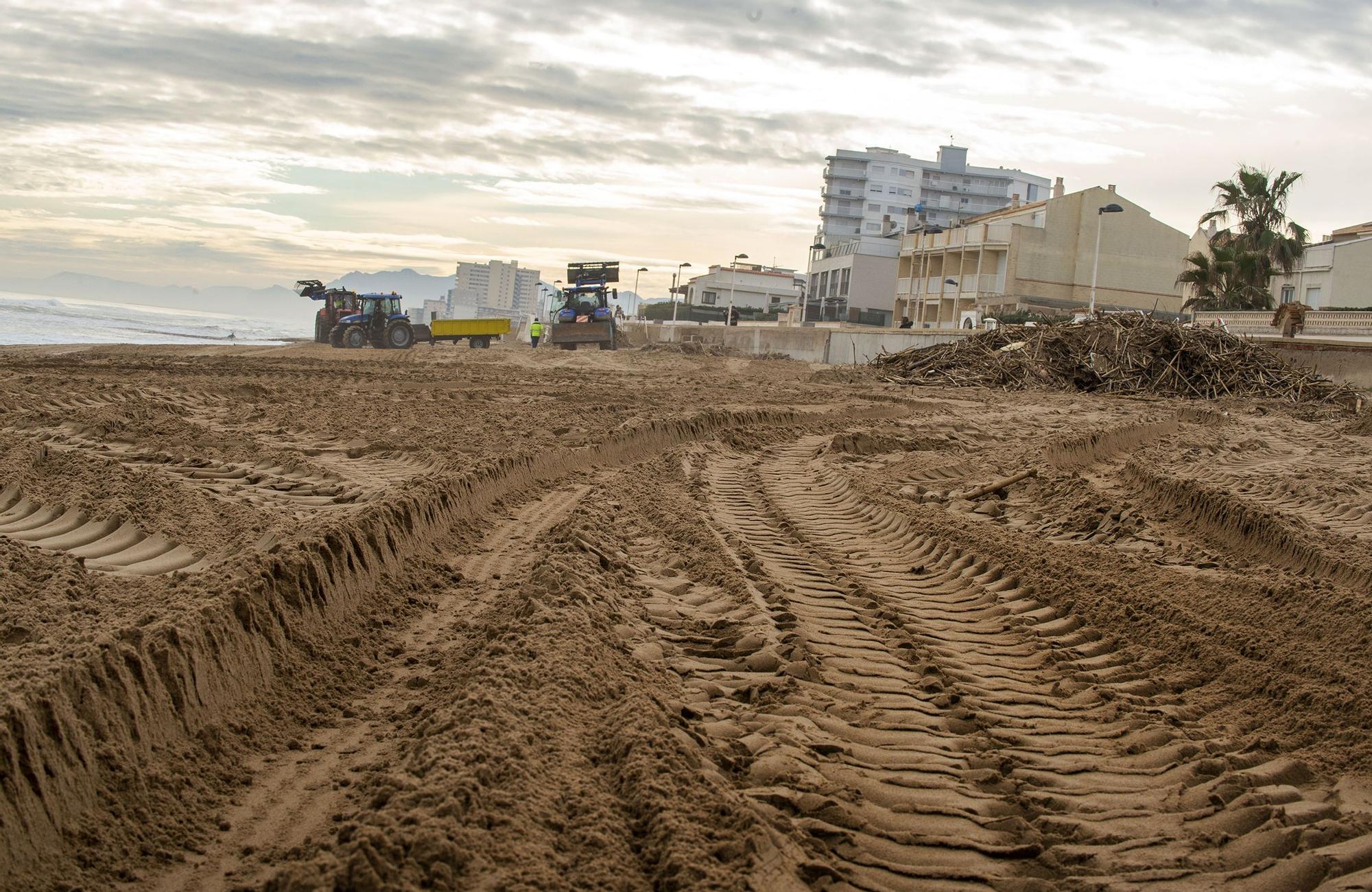 Comienza la limpieza de las playas de la Safor tras la dana