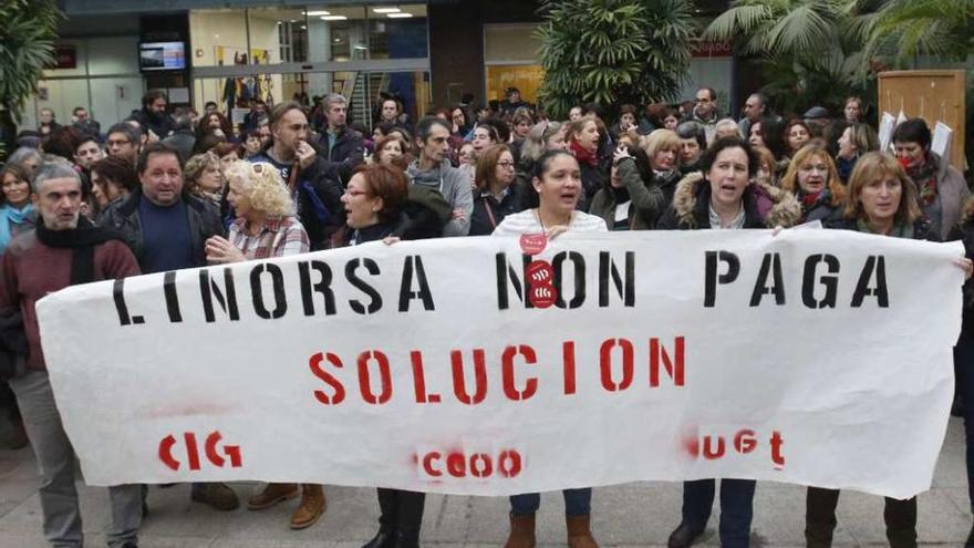 Una de las muchas protestas de trabajadores de Linorsa por impagos salariales. // Ricardo Grobas