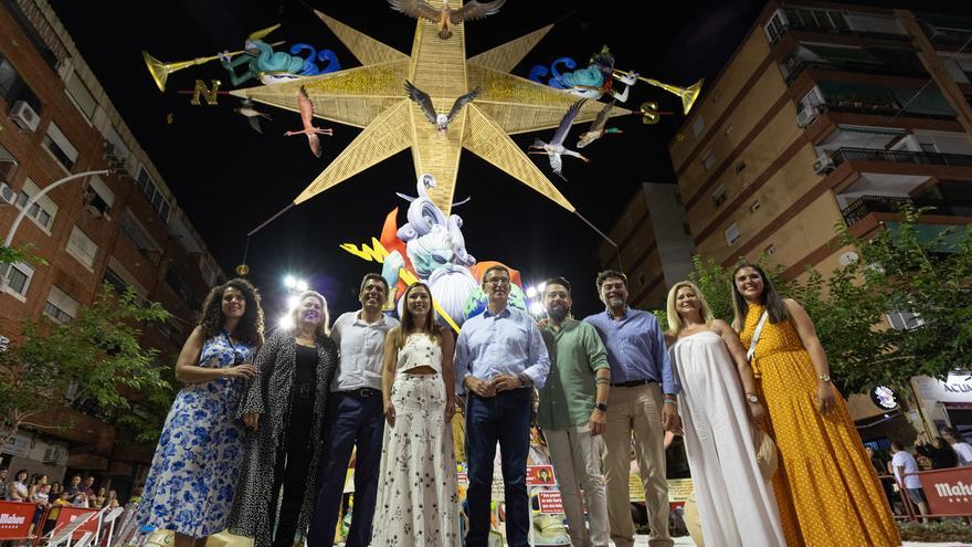 HOGUERAS DE ALICANTE | Feijoo visita la Hoguera de Florida Portazgo junto a Mazón y Barcala