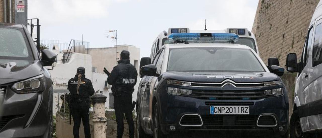Dos agentes el pasado lunes durante el primer día de la operación antidroga en sa Penya. | VICENT MARÍ