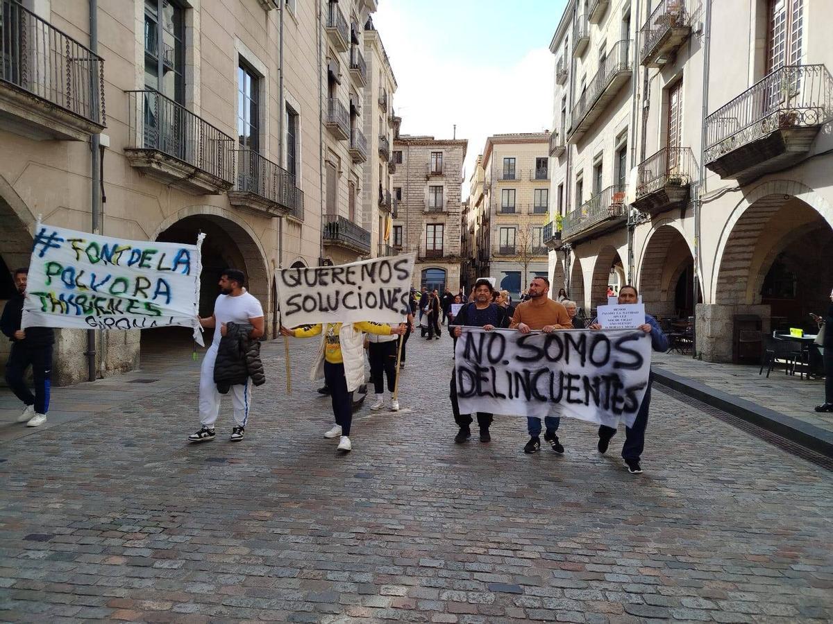 Les imatges de la protesta dels veïns de la Font de la Polvora davant l'oficina d'Endesa