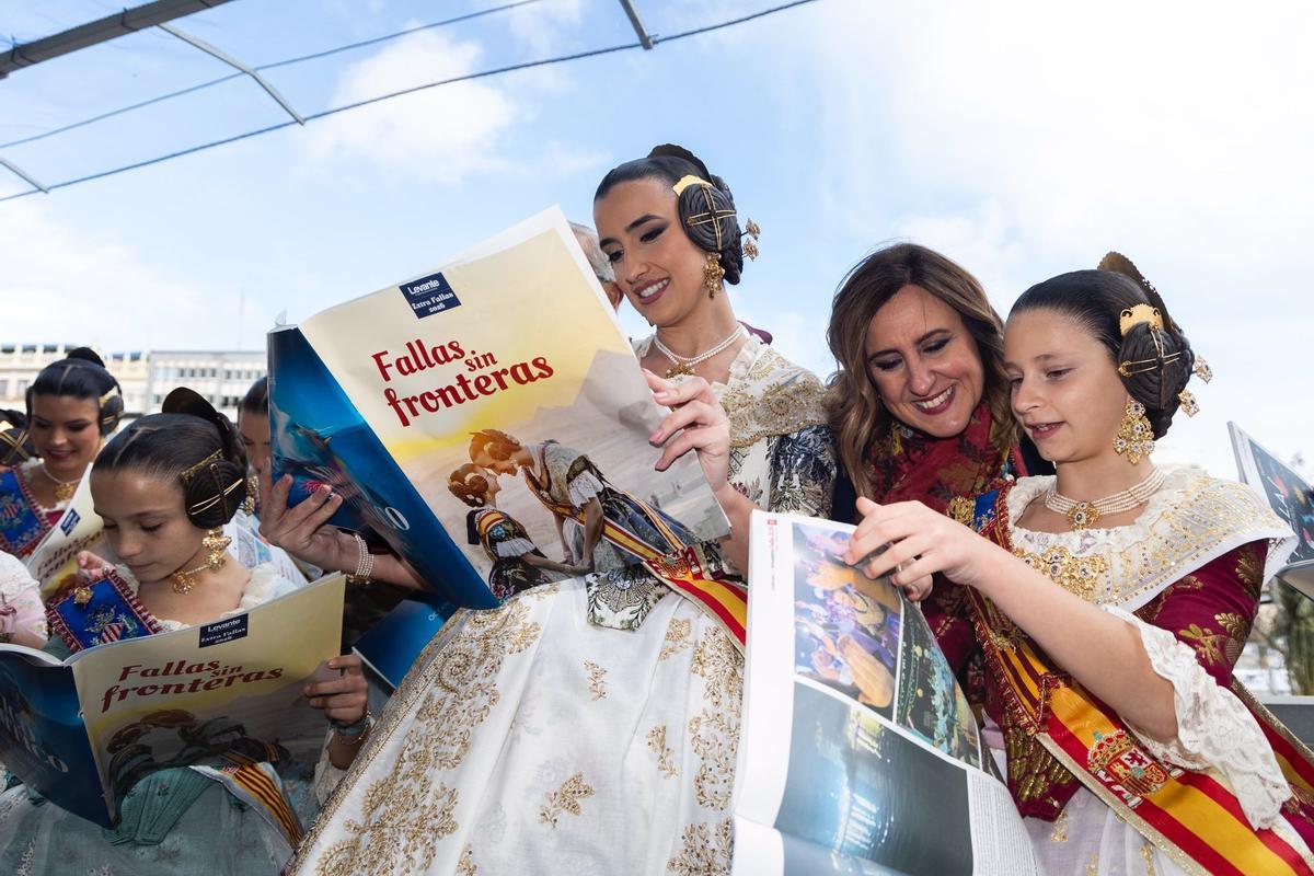 El Extra de Fallas de Levante-EMV llega al balcón del Ayuntamiento