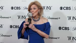 Victoria Clark posa con el galardón de mejor actriz, durante la edición 76 de los Premios Tony en el Radio Hotel, en Nueva York (EE.UU.), este 11 de junio de 2023. EFE/EPA/Sarah Yenesel