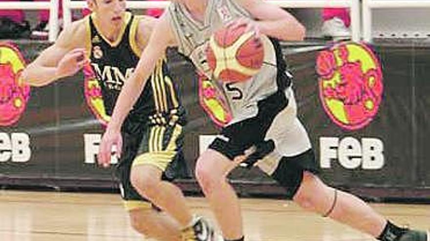 Sergi Costa, base del Joventut, sube el balón ante Pablo Martín, del Madrid.