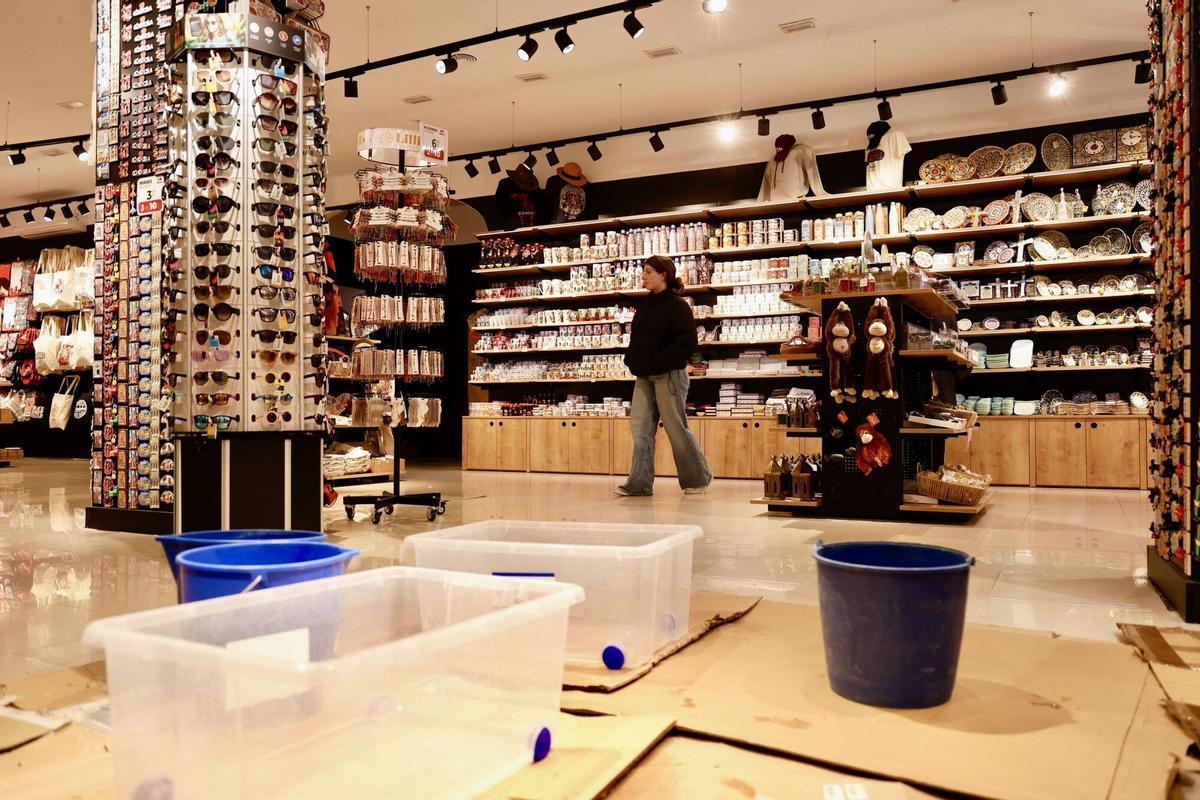 Ambiente en los negocios de la Judería, turismo, borrasca, maletas, tiendas, hostelería, terrazas, sol