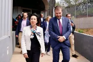 Robles afirma que Córdoba será "puntera" con "muchos programas" de Defensa