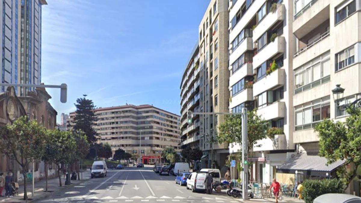 Tramo de calle que Alicia recorrió con la mujer que le atacó enganchada a su cuerpo.