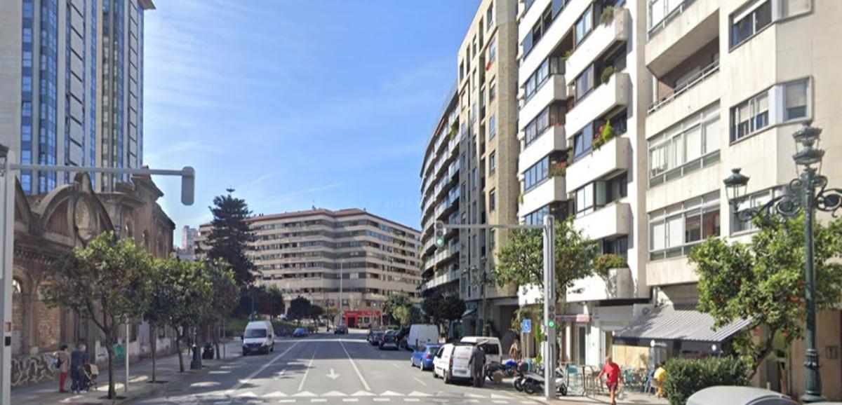 Tramo de calle que Alba recorrió con la mujer que le atacó enganchada a su cuerpo.