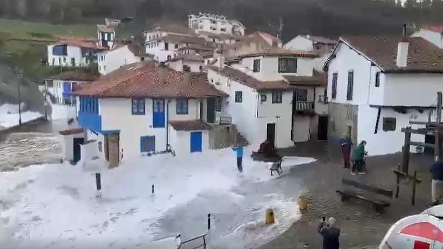 La &quot;olona&quot; de Tazones: tumba a un turista y lo arrastra varios metros calle arriba