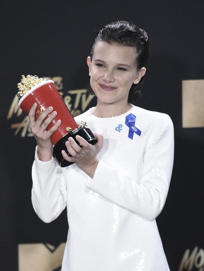 Millie Bobby Brown recibe el premio a 'Mejor actor en una serie de televisión' en los 'MTV Movie Awards' 2017