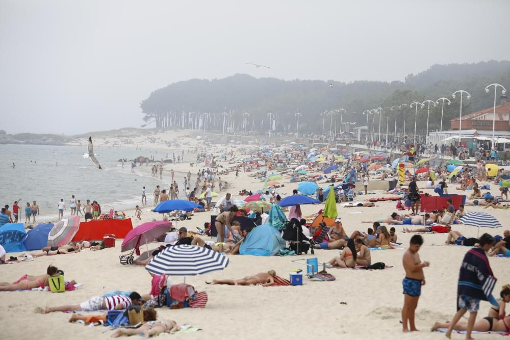 Una repentina nube gris se posó sobre Vigo a primera hora de la tarde con los arenales abarrotados.