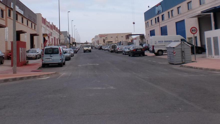 Los bomberos rescatan a un trabajador tras caer desde lo alto de una nave