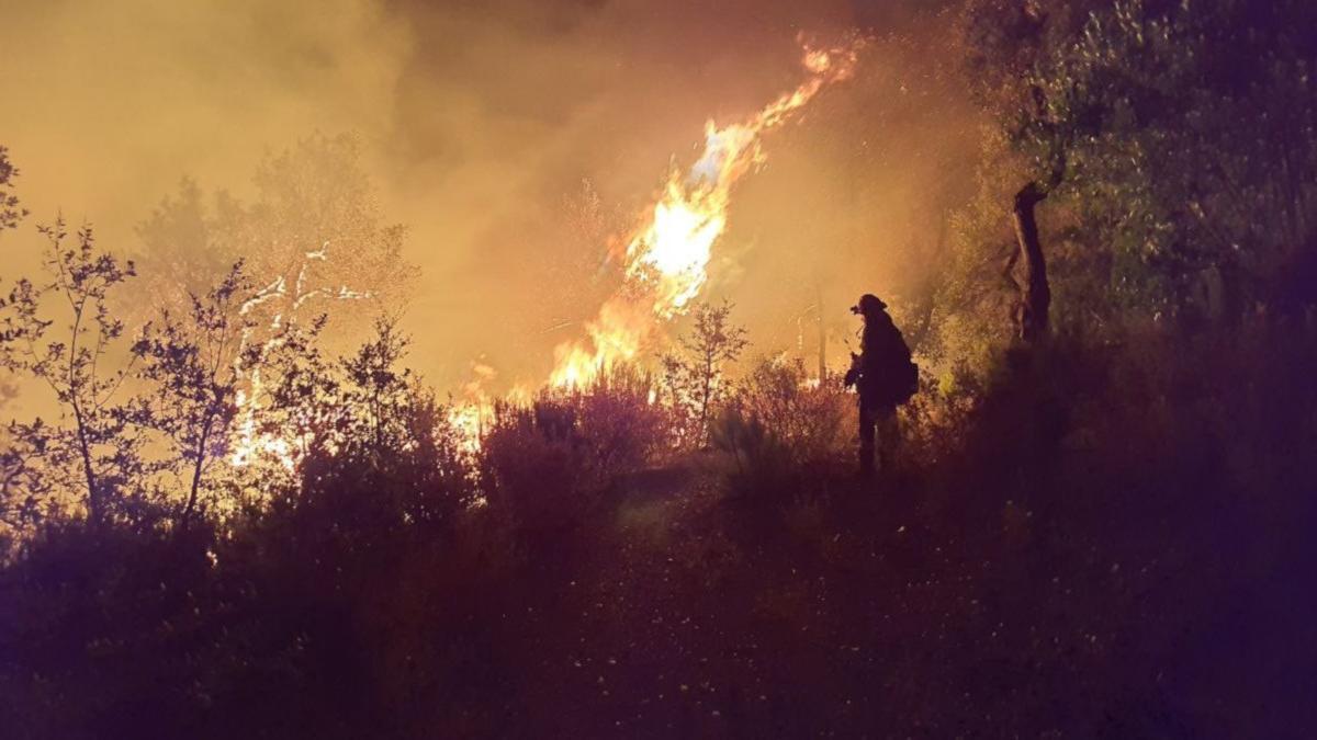 Un bombero extingue las llamas del incendio de Les Gavarrres