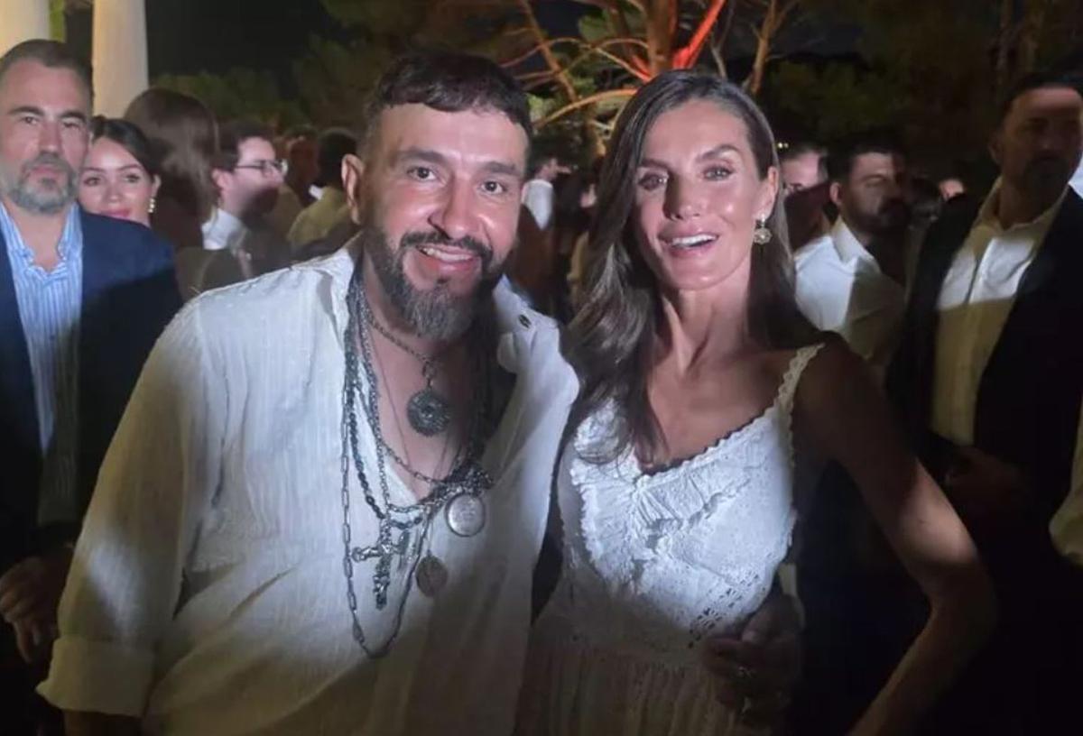 La modelo Ana Vide abrió el desfile con un diseño de Monika Maxim Ibiza. |  | T.B.