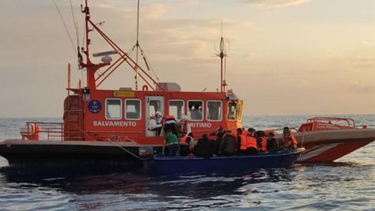 Salvamento auxilia a una patera.