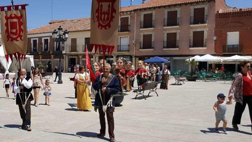 Los cabezudos &quot;toman&quot; las calles de Villalpando