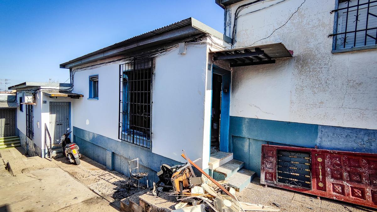 Exterior de la vivienda tras el incendio.