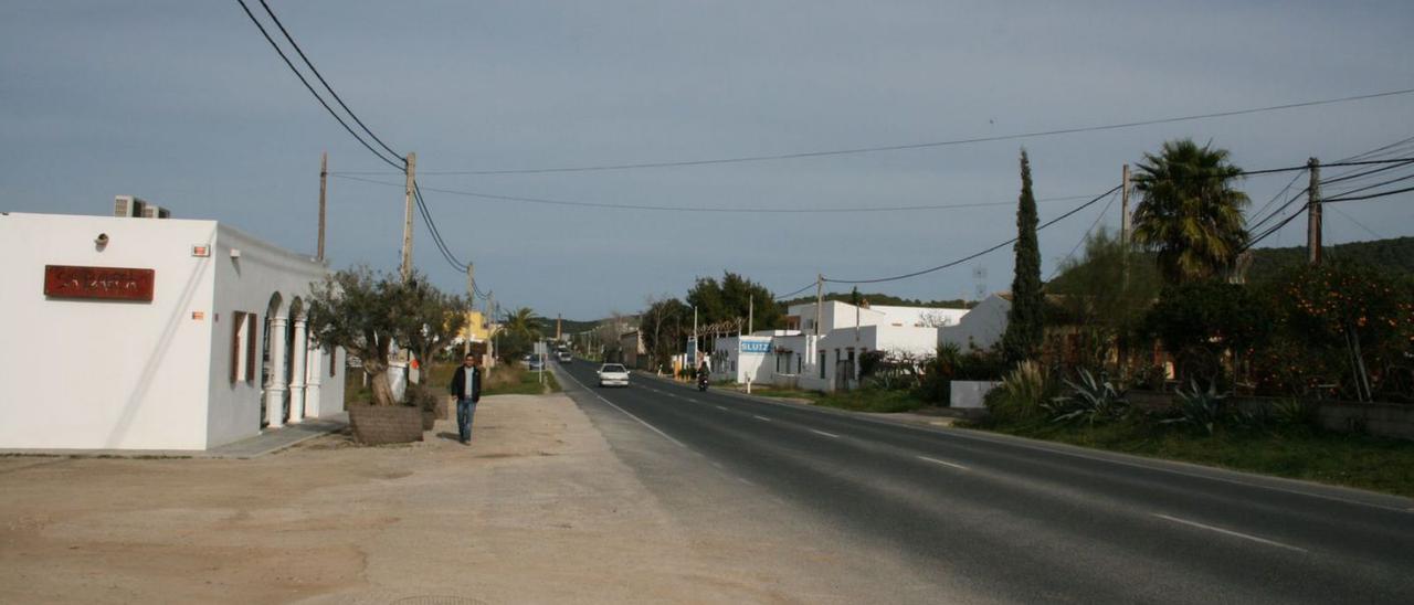 La carretera que atraviesa el núcleo de población de Ca na Negreta. | D. I.