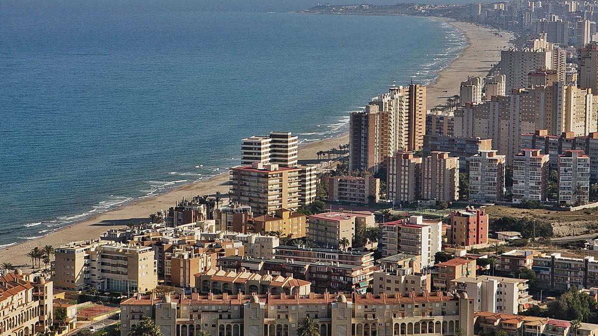 Imagen aérea de la Playa de San Juan, una de las zonas favoritas de los madrileños.