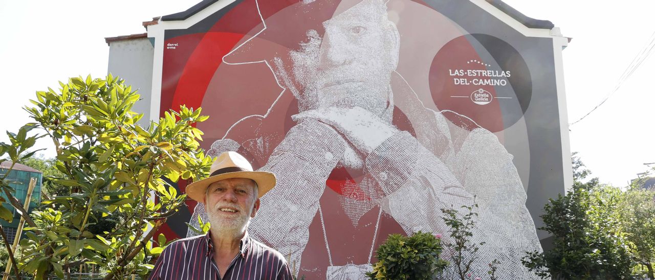 Tino Lores posa para FARO ante el mural, en O Gorgullón.