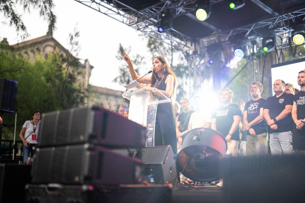 María Peláe, hace el pregón del Pride en la plaza Universitat